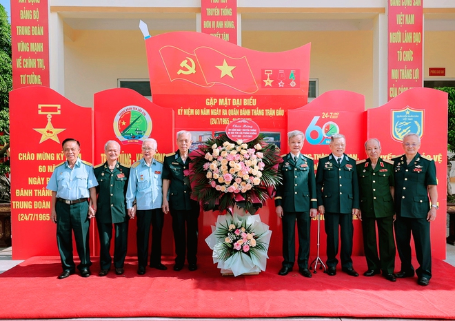 TRUNG ĐOÀN 236 TỔ CHỨC LỄ ĐÓN NHẬN HUÂN CHƯƠNG BẢO VỆ TỔ QUỐC HẠNG NHÌ; KỶ NIỆM 60 NĂM NGÀY RA QUÂN ĐÁNH THẮNG TRẬN ĐẦU CỦA BỘ ĐỘI TÊN LỬA (24/7/1965-24/7/2025).- Ảnh 3.