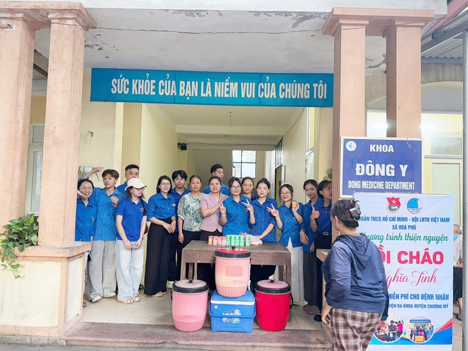 Đoàn thanh niên xã Hòa Phú tổ chức chương trình thiện nguyện “Nồi cháo nghĩa tình”- Ảnh 1.
