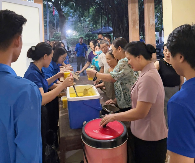 Đoàn thanh niên xã Hòa Phú tổ chức chương trình thiện nguyện “Nồi cháo nghĩa tình”- Ảnh 3.
