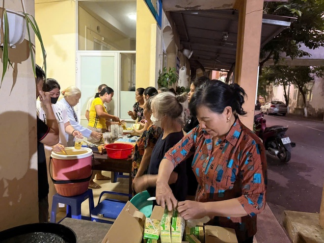 Đoàn thanh niên xã Hòa Phú tổ chức chương trình thiện nguyện “Nồi cháo nghĩa tình”- Ảnh 7.