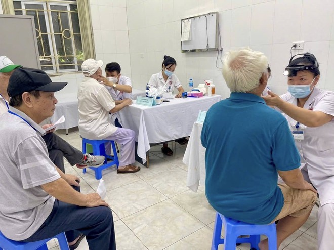 Phường Cầu Giấy tổ chức Khám, chăm sóc sức khỏe miễn phí cho đối tượng chính sách nhân kỷ niệm 78 năm ngày Thương binh - Liệt sỹ (27/7/1947-27/7/2025)- Ảnh 3.
