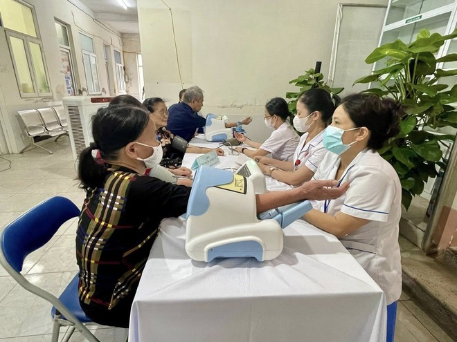Phường Cầu Giấy tổ chức Khám, chăm sóc sức khỏe miễn phí cho đối tượng chính sách nhân kỷ niệm 78 năm ngày Thương binh - Liệt sỹ (27/7/1947-27/7/2025)- Ảnh 2.