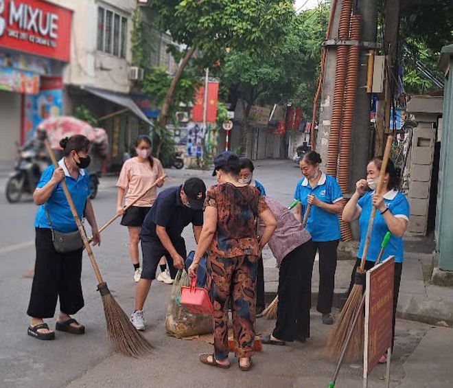 Khương Đình: Đồng loạt ra quân vệ sinh môi trường, lan tỏa phong trào “Sáng - Xanh - Sạch - Đẹp” đến từng khu dân cư- Ảnh 1.