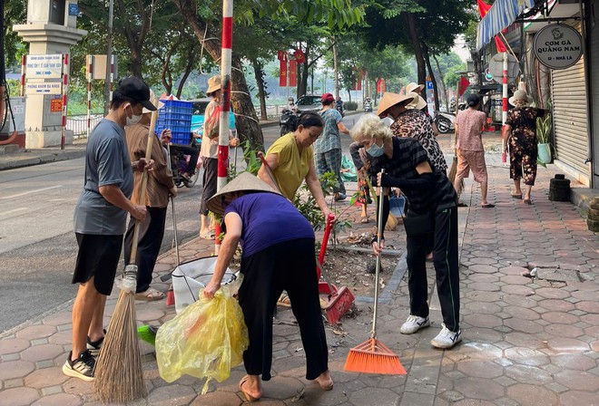 Khương Đình: Đồng loạt ra quân vệ sinh môi trường, lan tỏa phong trào “Sáng - Xanh - Sạch - Đẹp” đến từng khu dân cư- Ảnh 6.