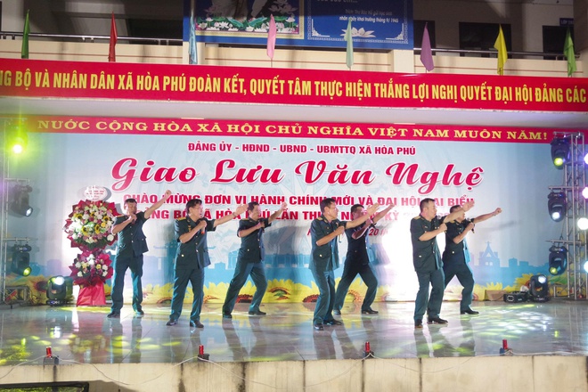 Hòa Phú: Sôi nổi chương trình giao lưu văn nghệ chào mừng đơn vị hành chính mới và Đại hội đại biểu Đảng bộ xã lần thứ I.- Ảnh 4.