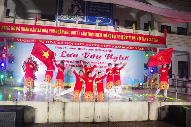Hòa Phú: Sôi nổi chương trình giao lưu văn nghệ chào mừng đơn vị hành chính mới và Đại hội đại biểu Đảng bộ xã lần thứ I.- Ảnh 5.