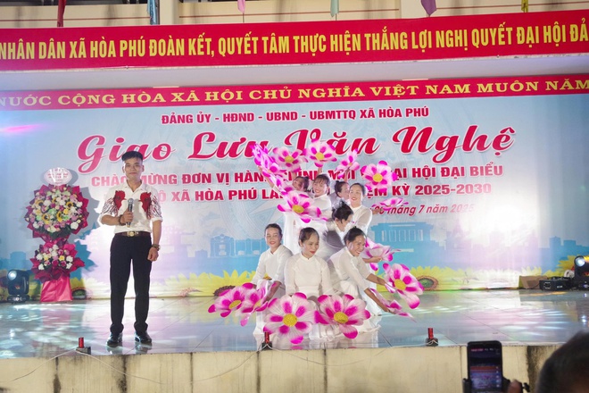 Hòa Phú: Sôi nổi chương trình giao lưu văn nghệ chào mừng đơn vị hành chính mới và Đại hội đại biểu Đảng bộ xã lần thứ I.- Ảnh 6.