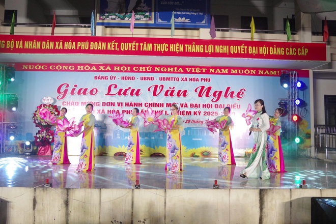 Hòa Phú: Sôi nổi chương trình giao lưu văn nghệ chào mừng đơn vị hành chính mới và Đại hội đại biểu Đảng bộ xã lần thứ I.- Ảnh 7.