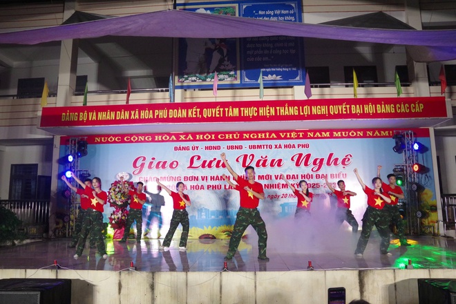 Hòa Phú: Sôi nổi chương trình giao lưu văn nghệ chào mừng đơn vị hành chính mới và Đại hội đại biểu Đảng bộ xã lần thứ I.- Ảnh 8.