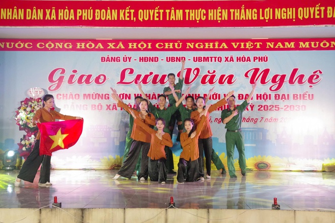 Hòa Phú: Sôi nổi chương trình giao lưu văn nghệ chào mừng đơn vị hành chính mới và Đại hội đại biểu Đảng bộ xã lần thứ I.- Ảnh 10.