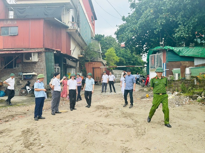 Lãnh đạo Đảng uỷ, UBND phường Đông Ngạc kiểm tra công tác phòng, chống bão số 3- Ảnh 9.