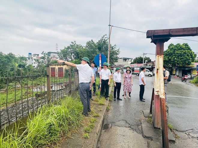 Lãnh đạo Đảng uỷ, UBND phường Đông Ngạc kiểm tra công tác phòng, chống bão số 3- Ảnh 6.