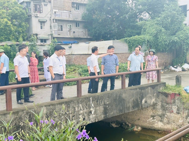 Lãnh đạo Đảng uỷ, UBND phường Đông Ngạc kiểm tra công tác phòng, chống bão số 3- Ảnh 4.