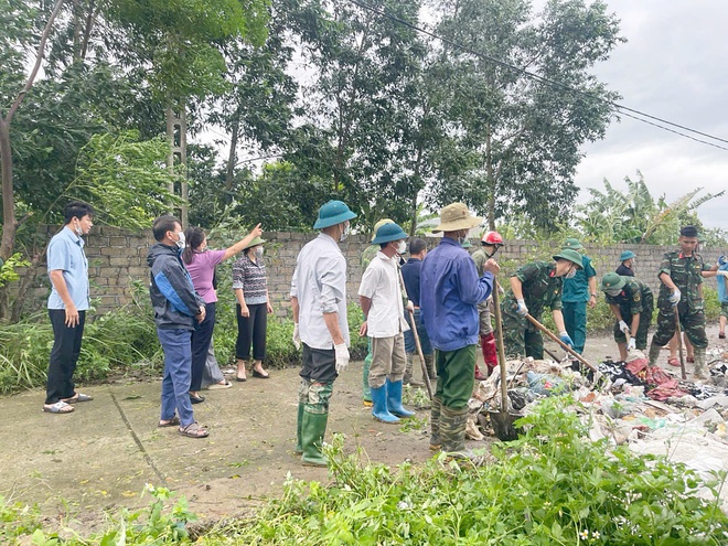 Các đồng chí lãnh đạo xã Hòa Phú tăng cường chỉ đạo, động viên các lực lượng tham gia phòng, chống thiên tai

- Ảnh 1.