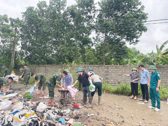 Các đồng chí lãnh đạo xã Hòa Phú tăng cường chỉ đạo, động viên các lực lượng tham gia phòng, chống thiên tai

- Ảnh 2.