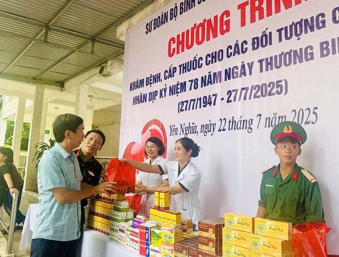 UBND PHƯỜNG YÊN NGHĨA TỔ CHỨC TƯ VẤN, KHÁM SỨC KHỎE VÀ CẤP PHÁT THUỐC MIỄN PHÍ, TRAO QUÀ CHO 124 ĐỐI TƯỢNG LÀ NGƯỜI CÓ CÔNG, GIA ĐÌNH CHÍNH SÁCH ( Đợt 2)- Ảnh 2.