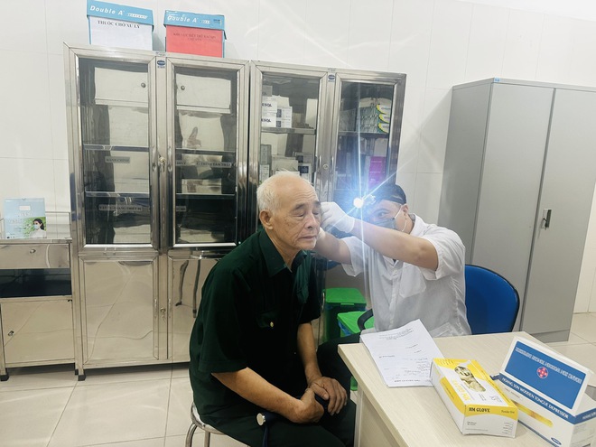 UBND PHƯỜNG YÊN NGHĨA TỔ CHỨC TƯ VẤN, KHÁM SỨC KHỎE VÀ CẤP PHÁT THUỐC MIỄN PHÍ, TRAO QUÀ CHO 124 ĐỐI TƯỢNG LÀ NGƯỜI CÓ CÔNG, GIA ĐÌNH CHÍNH SÁCH ( Đợt 2)- Ảnh 3.