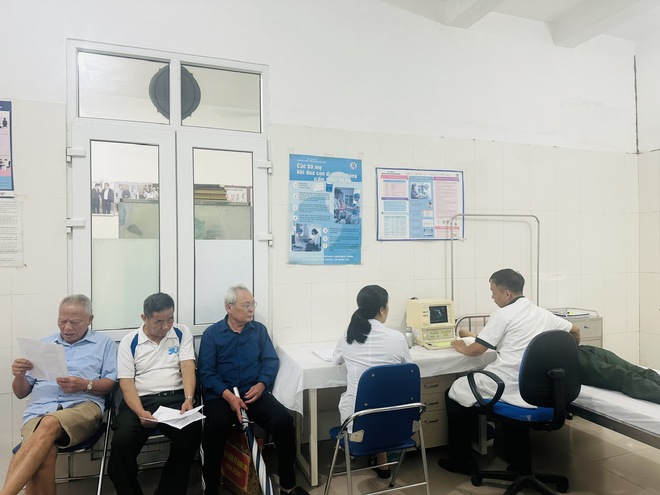 UBND PHƯỜNG YÊN NGHĨA TỔ CHỨC TƯ VẤN, KHÁM SỨC KHỎE VÀ CẤP PHÁT THUỐC MIỄN PHÍ, TRAO QUÀ CHO 124 ĐỐI TƯỢNG LÀ NGƯỜI CÓ CÔNG, GIA ĐÌNH CHÍNH SÁCH ( Đợt 2)- Ảnh 4.