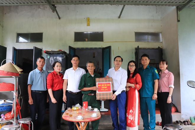 Xã Phú Nghĩa tổ chức 6 Đoàn đi thăm và tặng quà người có công, gia đình chính sách trên địa bàn nhân dịp kỷ niệm 78 năm Ngày Thương binh - Liệt sĩ (27/7/1947 - 27/7/2025)- Ảnh 2.