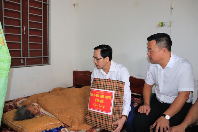 Xã Phú Nghĩa tổ chức 6 Đoàn đi thăm và tặng quà người có công, gia đình chính sách trên địa bàn nhân dịp kỷ niệm 78 năm Ngày Thương binh - Liệt sĩ (27/7/1947 - 27/7/2025)- Ảnh 3.