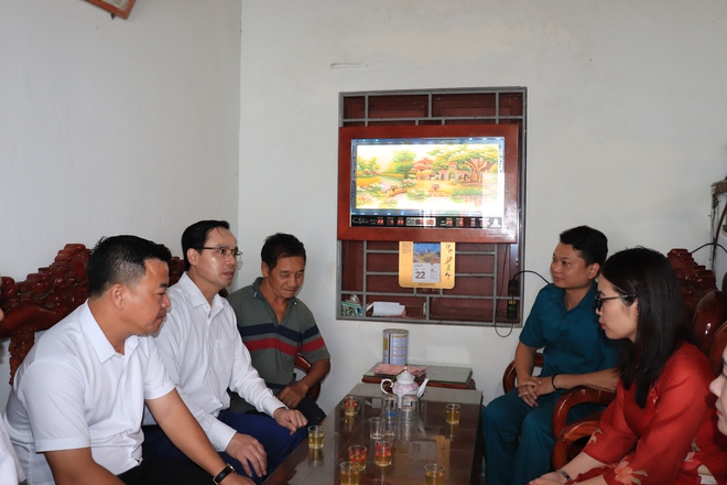 Xã Phú Nghĩa tổ chức 6 Đoàn đi thăm và tặng quà người có công, gia đình chính sách trên địa bàn nhân dịp kỷ niệm 78 năm Ngày Thương binh - Liệt sĩ (27/7/1947 - 27/7/2025)- Ảnh 4.