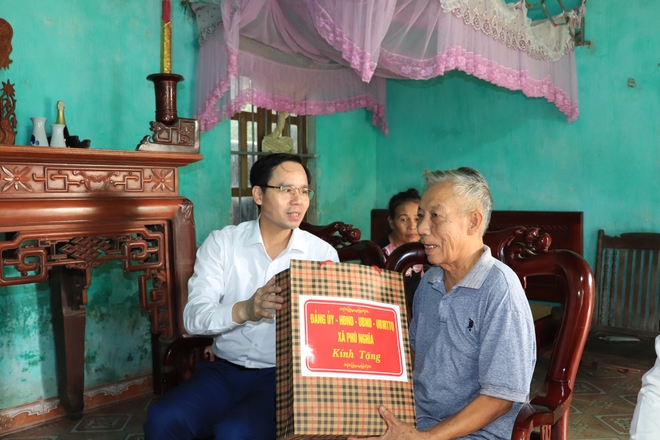 Xã Phú Nghĩa tổ chức 6 Đoàn đi thăm và tặng quà người có công, gia đình chính sách trên địa bàn nhân dịp kỷ niệm 78 năm Ngày Thương binh - Liệt sĩ (27/7/1947 - 27/7/2025)- Ảnh 6.