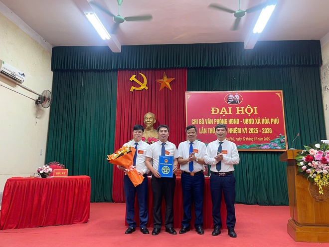 Chi bộ cơ quan Văn phòng HĐND và UBND xã Hòa Phú lần thứ I, nhiệm kỳ 2025-2030 diễn ra thành công tốt đẹp- Ảnh 1. Chi bộ cơ quan Văn phòng HĐND và UBND xã Hòa Phú lần thứ I, nhiệm kỳ 2025-2030 diễn ra thành công tốt đẹp- Ảnh 1.