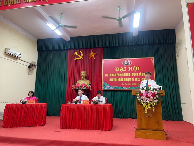 Chi bộ cơ quan Văn phòng HĐND và UBND xã Hòa Phú lần thứ I, nhiệm kỳ 2025-2030 diễn ra thành công tốt đẹp- Ảnh 2. Chi bộ cơ quan Văn phòng HĐND và UBND xã Hòa Phú lần thứ I, nhiệm kỳ 2025-2030 diễn ra thành công tốt đẹp- Ảnh 2.
