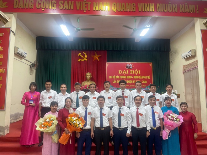 Chi bộ cơ quan Văn phòng HĐND và UBND xã Hòa Phú lần thứ I, nhiệm kỳ 2025-2030 diễn ra thành công tốt đẹp- Ảnh 3. Chi bộ cơ quan Văn phòng HĐND và UBND xã Hòa Phú lần thứ I, nhiệm kỳ 2025-2030 diễn ra thành công tốt đẹp- Ảnh 3.