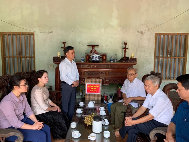 Xã Phú Nghĩa tổ chức 6 Đoàn đi thăm và tặng quà người có công, gia đình chính sách trên địa bàn nhân dịp kỷ niệm 78 năm Ngày Thương binh - Liệt sĩ (27/7/1947 - 27/7/2025)- Ảnh 13.