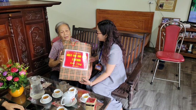 Xã Phú Nghĩa tổ chức 6 Đoàn đi thăm và tặng quà người có công, gia đình chính sách trên địa bàn nhân dịp kỷ niệm 78 năm Ngày Thương binh - Liệt sĩ (27/7/1947 - 27/7/2025)- Ảnh 10.