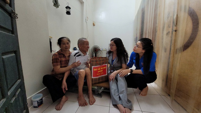 Xã Phú Nghĩa tổ chức 6 Đoàn đi thăm và tặng quà người có công, gia đình chính sách trên địa bàn nhân dịp kỷ niệm 78 năm Ngày Thương binh - Liệt sĩ (27/7/1947 - 27/7/2025)- Ảnh 12.
