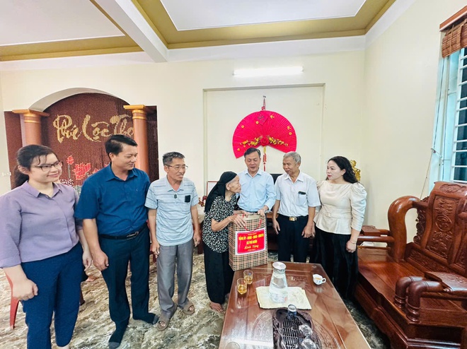 Xã Phú Nghĩa tổ chức 6 Đoàn đi thăm và tặng quà người có công, gia đình chính sách trên địa bàn nhân dịp kỷ niệm 78 năm Ngày Thương binh - Liệt sĩ (27/7/1947 - 27/7/2025)- Ảnh 15.