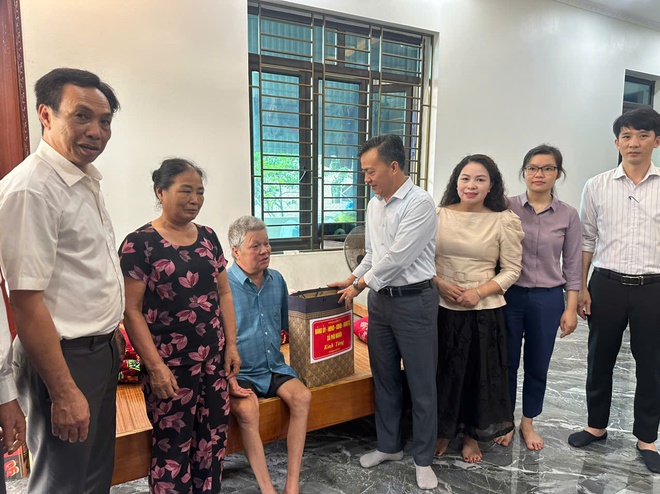 Xã Phú Nghĩa tổ chức 6 Đoàn đi thăm và tặng quà người có công, gia đình chính sách trên địa bàn nhân dịp kỷ niệm 78 năm Ngày Thương binh - Liệt sĩ (27/7/1947 - 27/7/2025)- Ảnh 14.