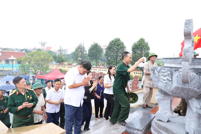 Lãnh đạo xã Hồng Vân viếng nghĩa trang liệt sĩ nhân kỷ niệm 78 năm ngày Thương binh - Liệt sĩ- Ảnh 1.