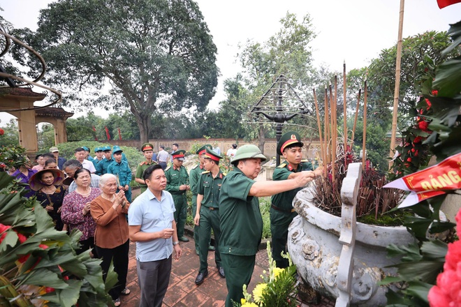 Lãnh đạo xã Hồng Vân viếng nghĩa trang liệt sĩ nhân kỷ niệm 78 năm ngày Thương binh - Liệt sĩ- Ảnh 2.