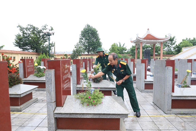 Lãnh đạo xã Hồng Vân viếng nghĩa trang liệt sĩ nhân kỷ niệm 78 năm ngày Thương binh - Liệt sĩ- Ảnh 4.