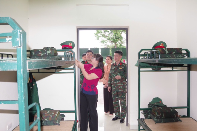 Các đồng chí lãnh đạo xã Hòa Phú đến thăm, tặng quà và động viên các đồng chí cán bộ, chiến sĩ Tiểu đoàn trinh sát 20- Ảnh 2.