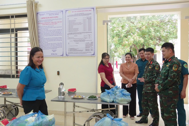 Các đồng chí lãnh đạo xã Hòa Phú đến thăm, tặng quà và động viên các đồng chí cán bộ, chiến sĩ Tiểu đoàn trinh sát 20- Ảnh 3.