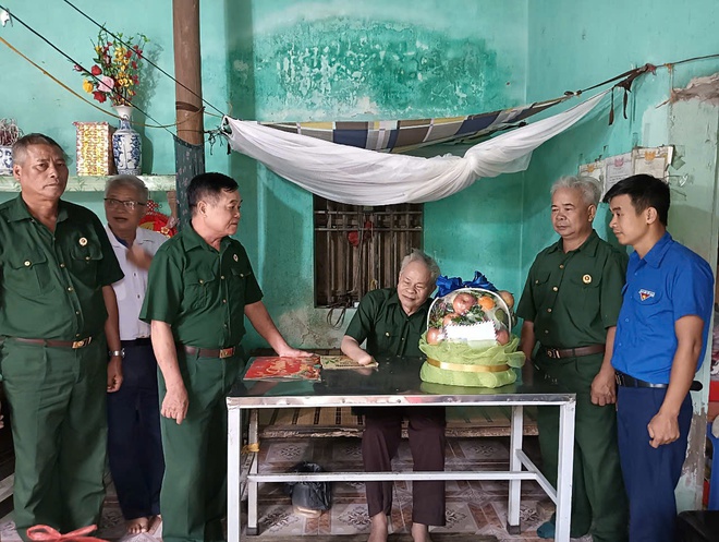 Hội CCB - Đoàn thanh niên xã Hòa Phú: Tặng quà các thương, bệnh binh và tổ chức bữa cơm tri ân tại các gia đình chính sách- Ảnh 1.