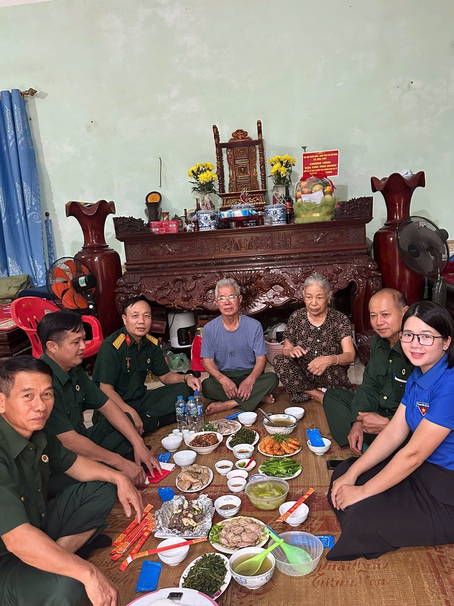Hội CCB - Đoàn thanh niên xã Hòa Phú: Tặng quà các thương, bệnh binh và tổ chức bữa cơm tri ân tại các gia đình chính sách- Ảnh 4.