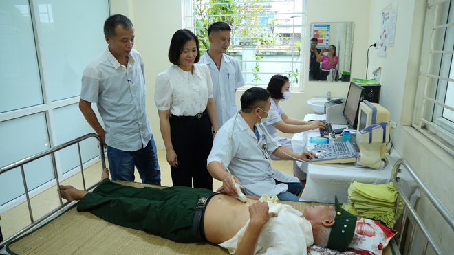 Khám bệnh, tư vấn sức khỏe, cấp thuốc cho gần 100 đối tượng chính sách- Ảnh 4.