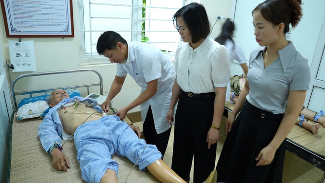 Khám bệnh, tư vấn sức khỏe, cấp thuốc cho gần 100 đối tượng chính sách- Ảnh 2.