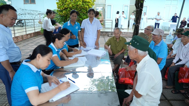 Khám bệnh, tư vấn sức khỏe, cấp thuốc cho gần 100 đối tượng chính sách- Ảnh 5.