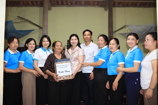 Hội Liên hiệp phụ nữ xã Phú Nghĩa tổ chức thăm hỏi, tặng 30 suất quà tri ân các gia đình người có công nhân dịp kỷ niệm 78 năm ngày Thương binh - liệt sĩ 27/7- Ảnh 5.
