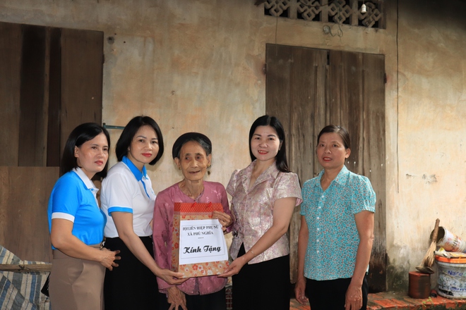 Hội Liên hiệp phụ nữ xã Phú Nghĩa tổ chức thăm hỏi, tặng 30 suất quà tri ân các gia đình người có công nhân dịp kỷ niệm 78 năm ngày Thương binh - liệt sĩ 27/7- Ảnh 2.