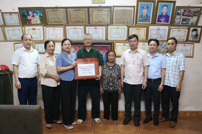 Các đồng chí lãnh đạo xã Hòa Phú: Thăm, tặng quà các thương, bệnh binh, thân nhân liệt sỹ, người bị nhiễm chất hóa học nặng - Ảnh 6.