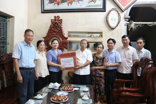 Các đồng chí lãnh đạo xã Hòa Phú: Thăm, tặng quà các thương, bệnh binh, thân nhân liệt sỹ, người bị nhiễm chất hóa học nặng - Ảnh 7.