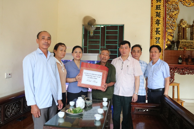 Các đồng chí lãnh đạo xã Hòa Phú: Thăm, tặng quà các thương, bệnh binh, thân nhân liệt sỹ, người bị nhiễm chất hóa học nặng - Ảnh 8.