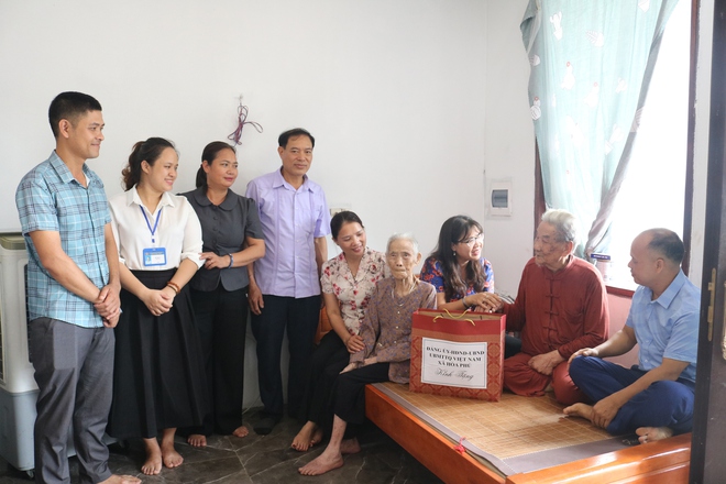 Các đồng chí lãnh đạo xã Hòa Phú: Thăm, tặng quà các thương, bệnh binh, thân nhân liệt sỹ, người bị nhiễm chất hóa học nặng - Ảnh 1.